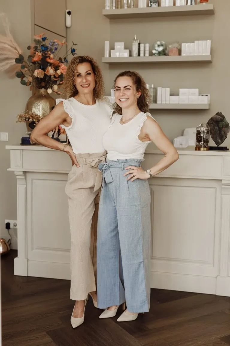 Melanie en Bianca van The Skin Business aan het werk in hun praktijk
