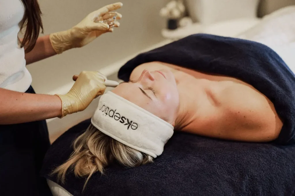 Huidexpert voert een Ekseption-peelingbehandeling uit in de salon